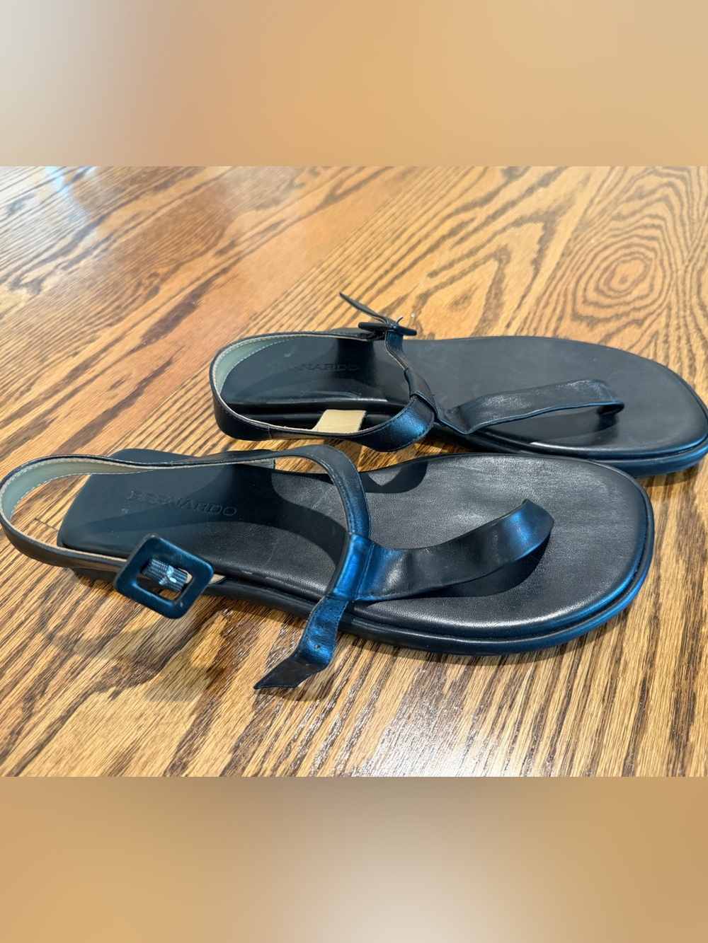 EUC Bernardo Black Leather Women's Toe-Loop Sandals, Sz 9.5